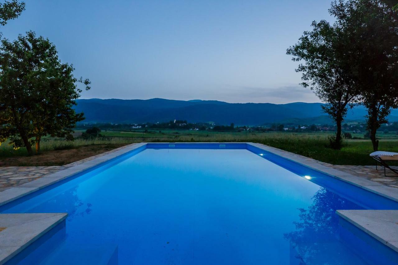 Beautiful Cottage With Heated Pool For 22 Ppl Plaški Exterior foto